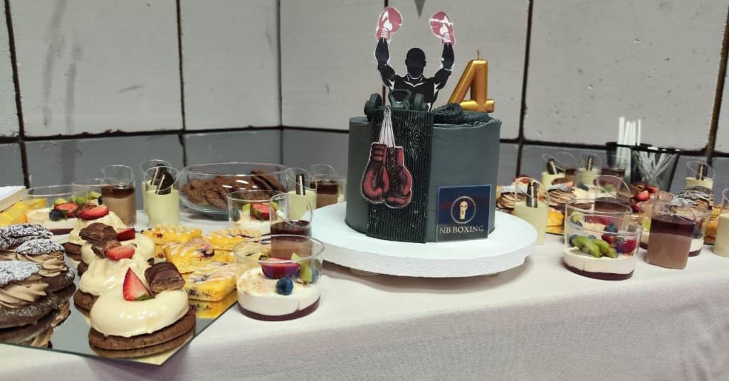 NB Boxing rođendanska torta s brendiranim logom - 4. rođendan