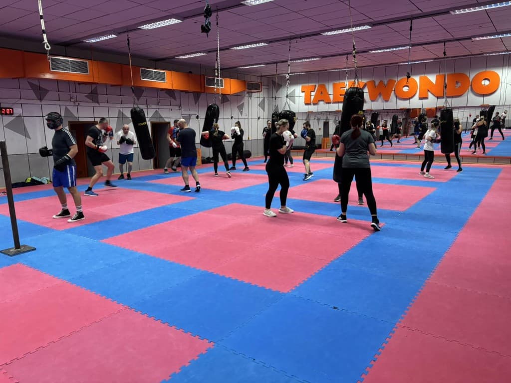 Grupni trening u punoj dvorani - parovi i vreće
